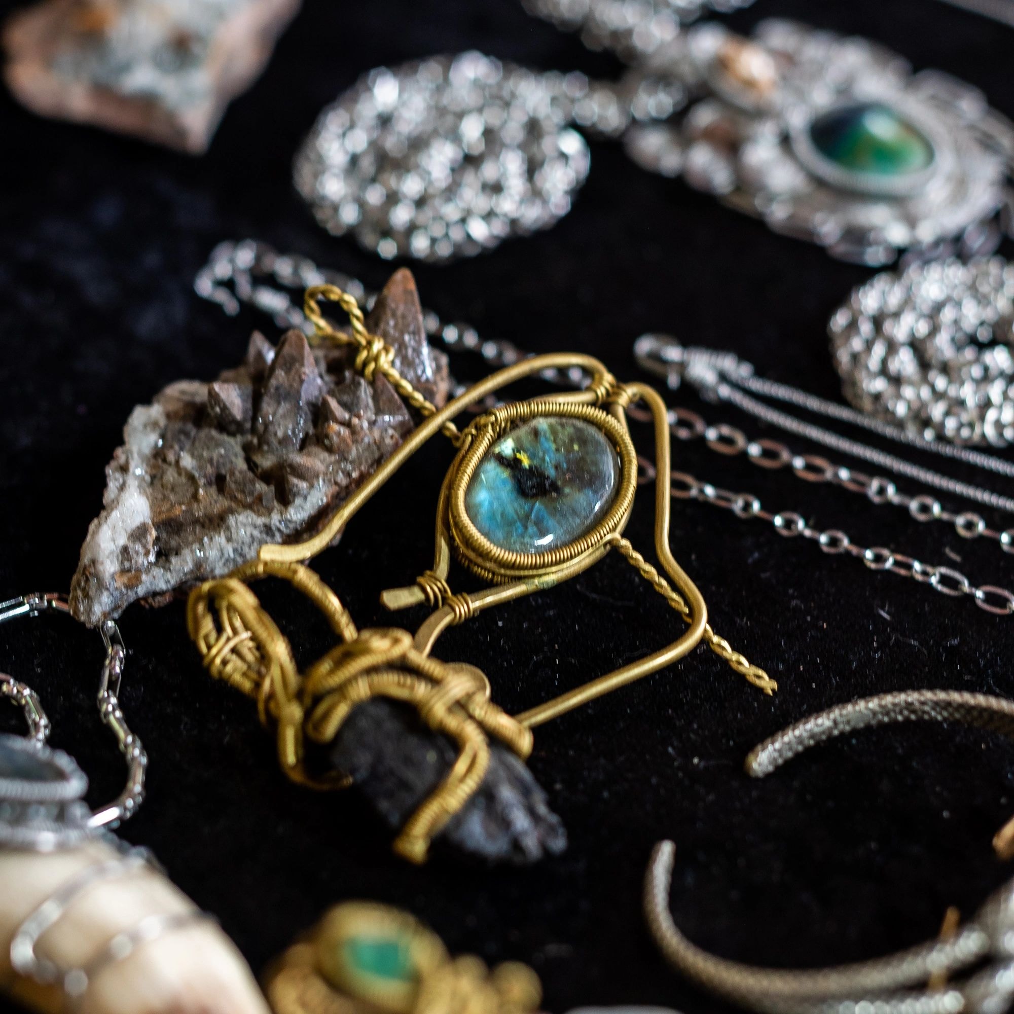 Colección de colgantes de oro con piedras preciosas