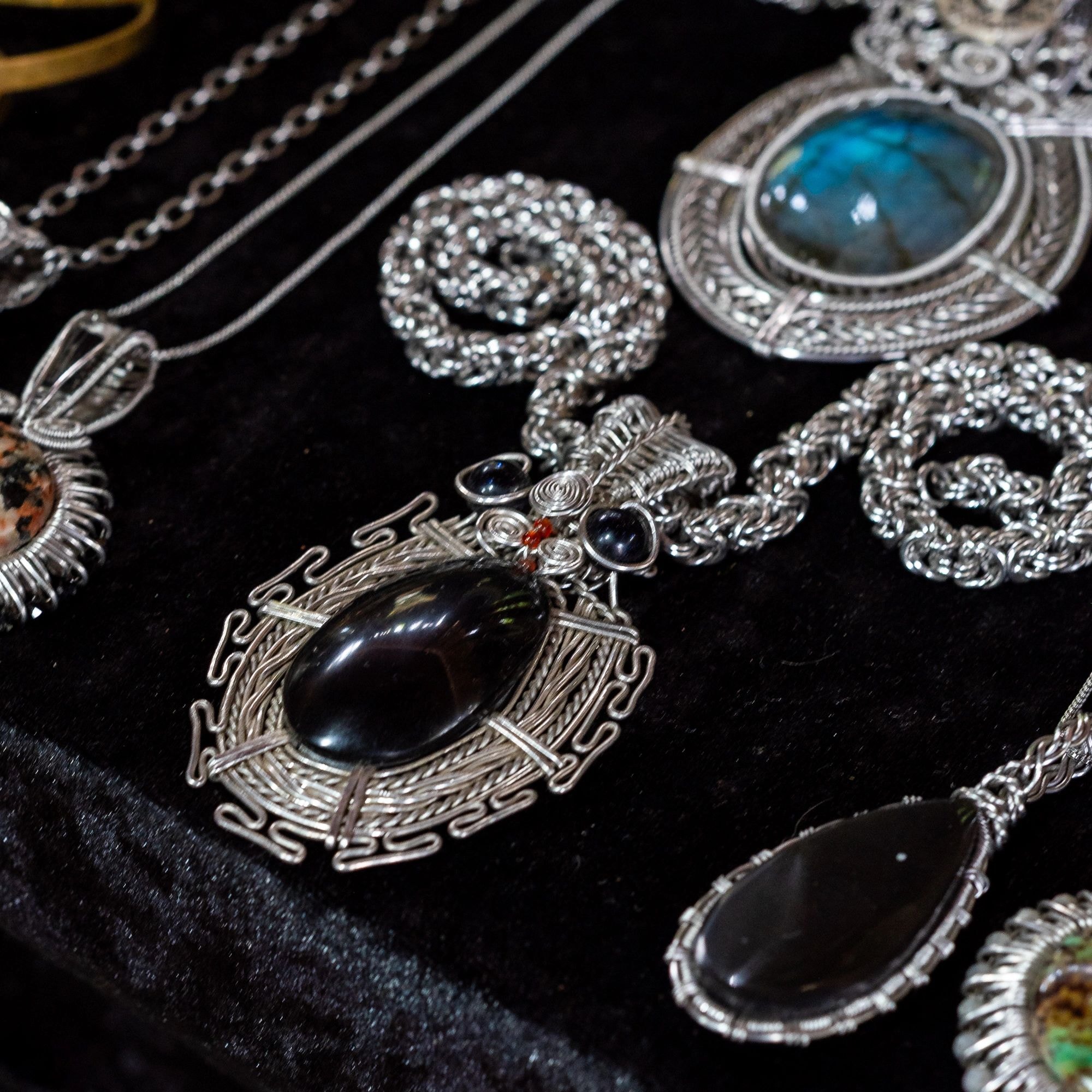Colgantes de plata ornamentados con gemas