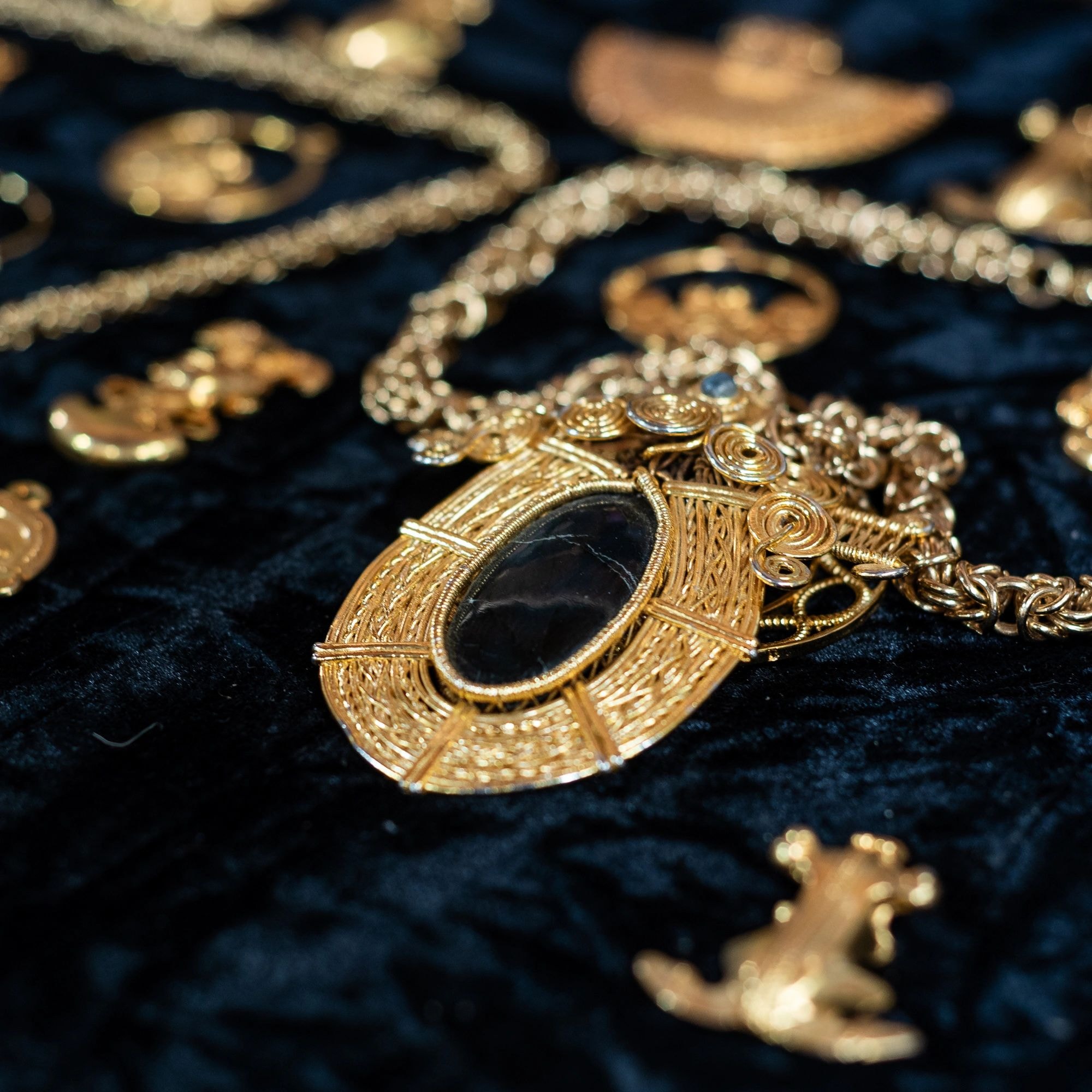 Colgante de oro artesanal con piedra negra – joyería ancestral de Aluna Arte Ancestral, Minca