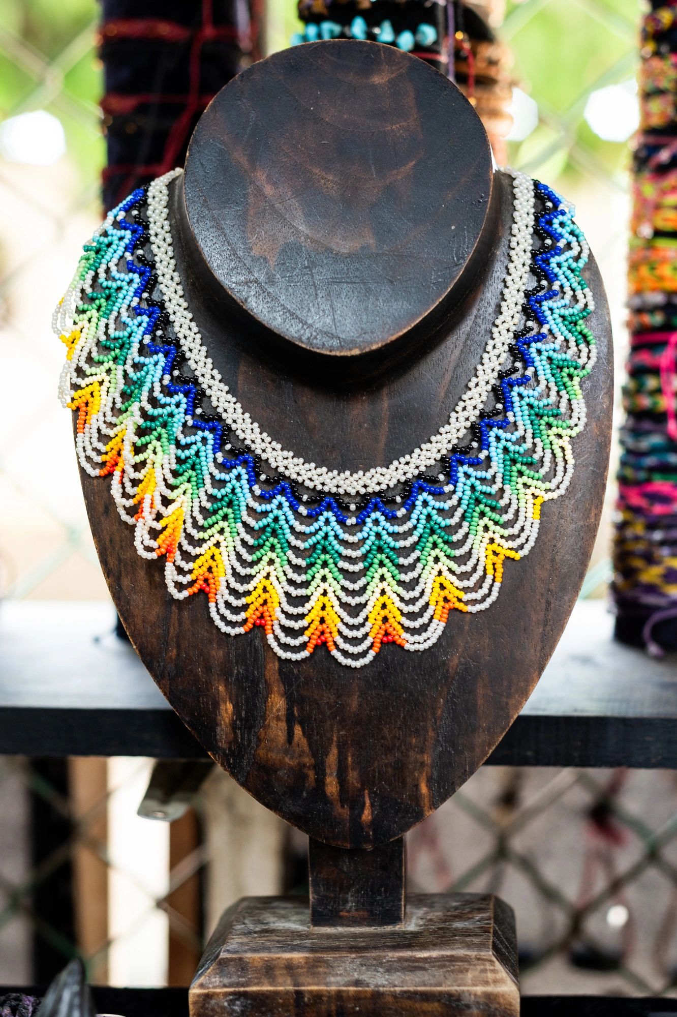 Artesano de Minca Colombia creando joyería ancestral