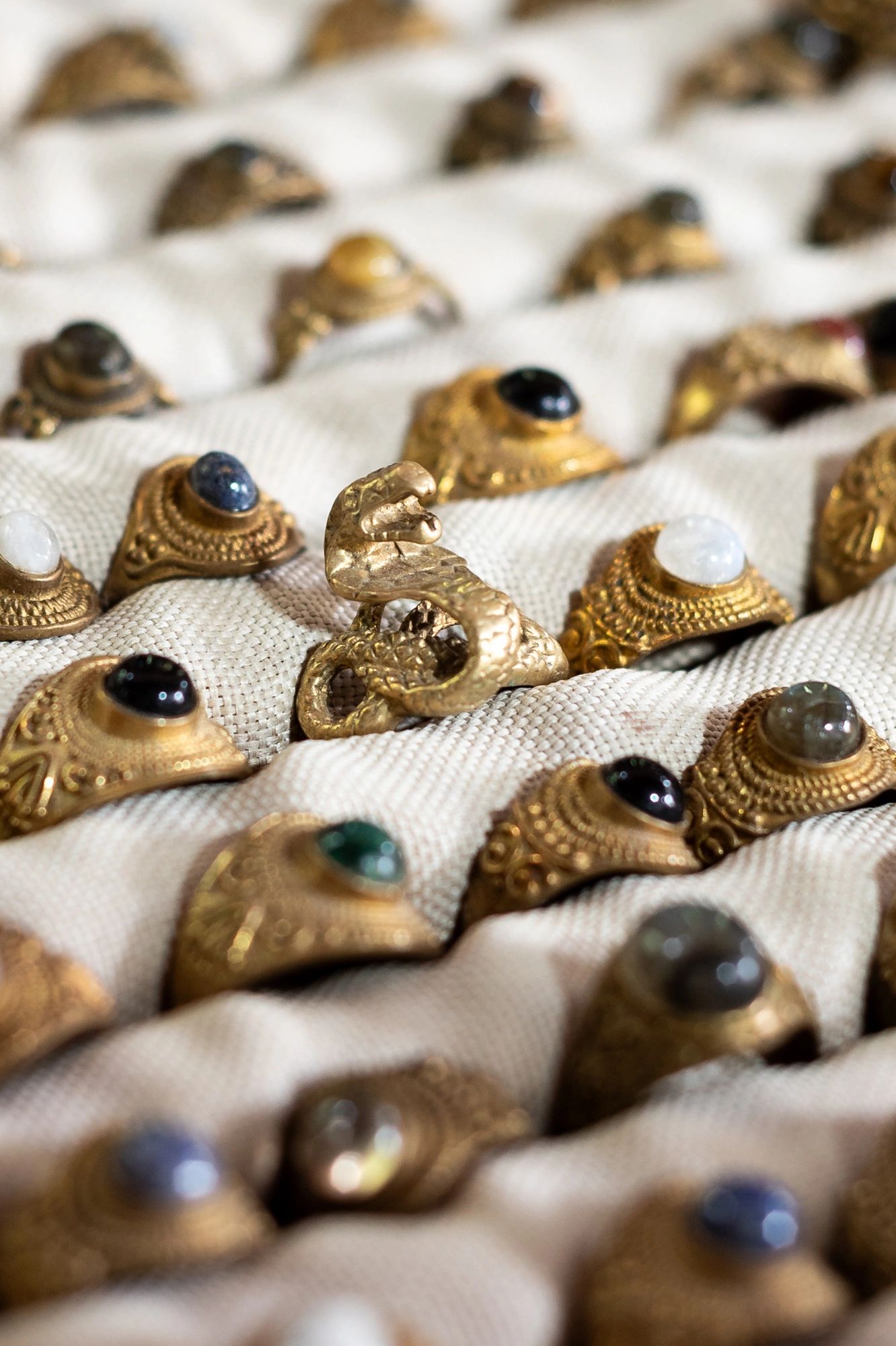 Pulsera de labradorita y latón – artesanía Sierra Nevada